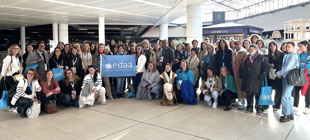 Photo de groupe au salon